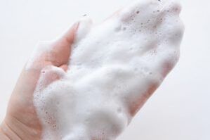 မျက်နှာအတွက် Foam cream သည်အလွန်အိုမင်းရင့်ရော်မှုကိုဆန့်ကျင်သောအရာဖြစ်သည်
